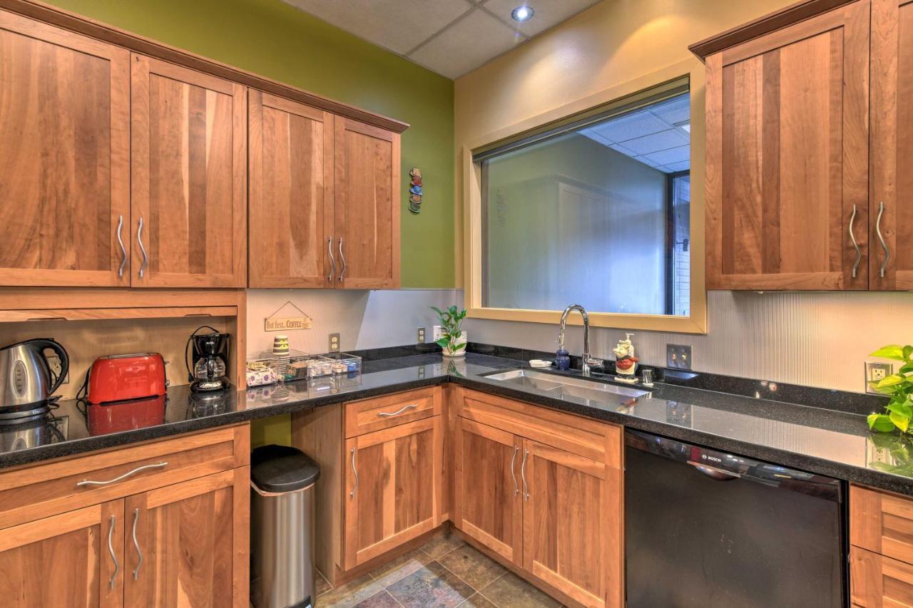 Idyllic Dtwn Anchorage Condo With Fireplace! Exterior photo